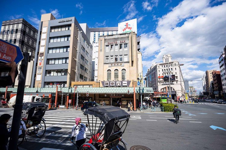 銀座線浅草駅から地上に上がったら、まず目に入って来る風景。『神谷バー』と『松屋浅草』が「いらっしゃい！」。