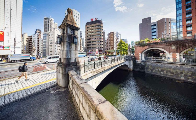 万世橋の下を流れる神田川。さらにこの下を銀座線が走っている。