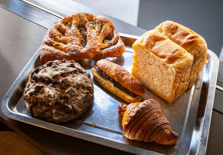 ノア・レザン780円、クロワッサン280円、栗とアンチョビのフーガス480円など。