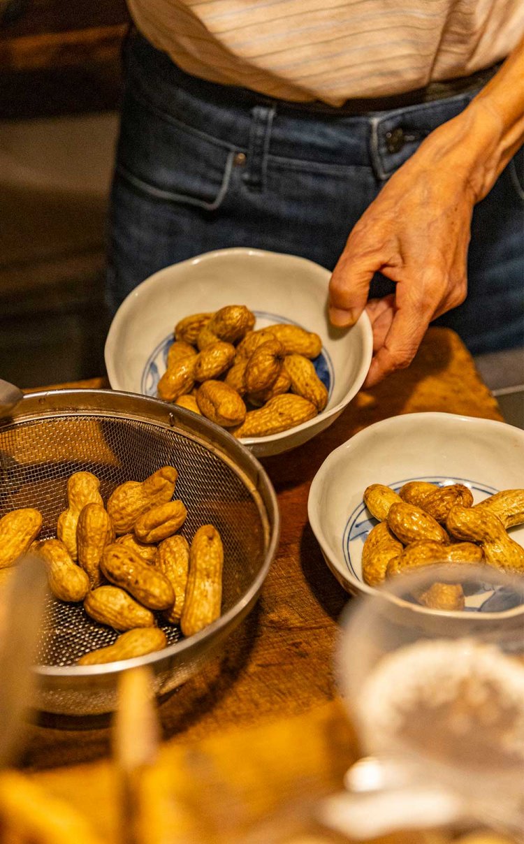 この夜は、いただき物の見事な落花生が振る舞われた。