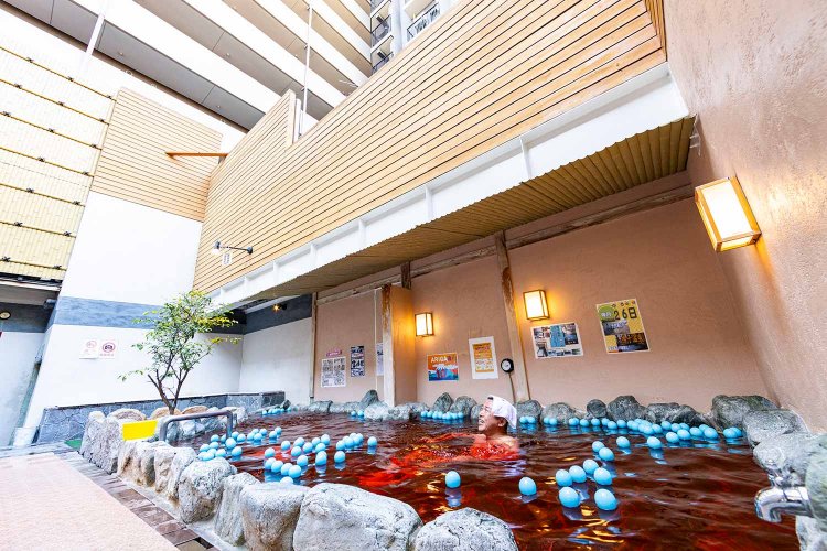 男湯の開放的な露天風呂。洞窟水風呂も備える。