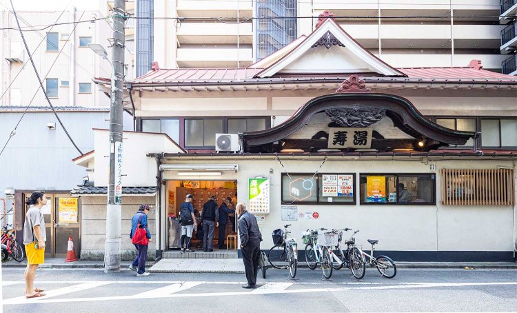 『寿湯』は開店直後から集う常連多し。