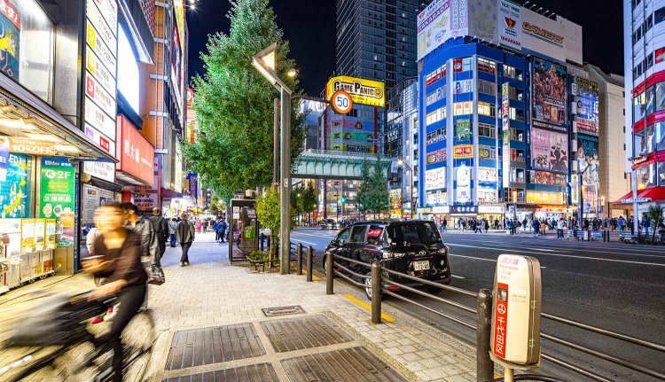 グレーチングでふさがれた下には、今や幻の駅となった東京地下鉄道「万世橋駅」が。