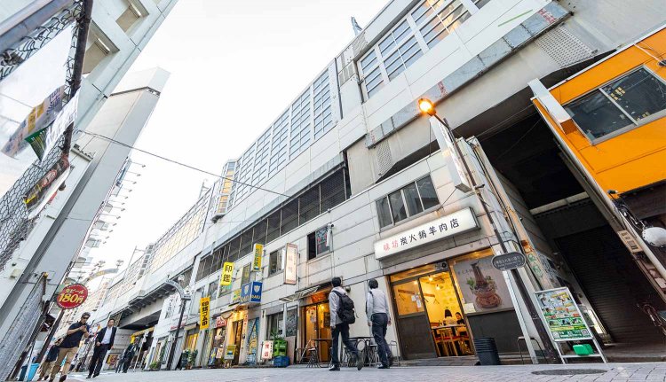 神田駅高架沿いのふれあい通り。飲食店がひしめきあう。