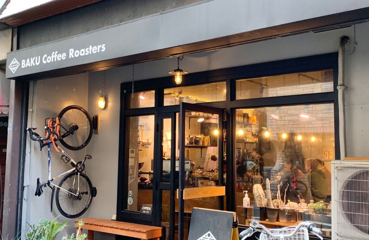 『BAKU Coffee Roasters 莫珈琲焙煎所』は、地元の人が気軽に立ち寄れる本格コーヒーショップ。
