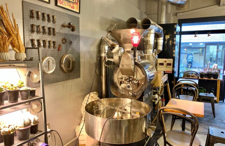 インテリアの一部となっているコーヒー豆焙煎機。