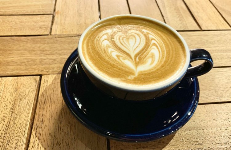 ラテアートが美しい、まろやかなほろ苦さのカフェラテ600円。