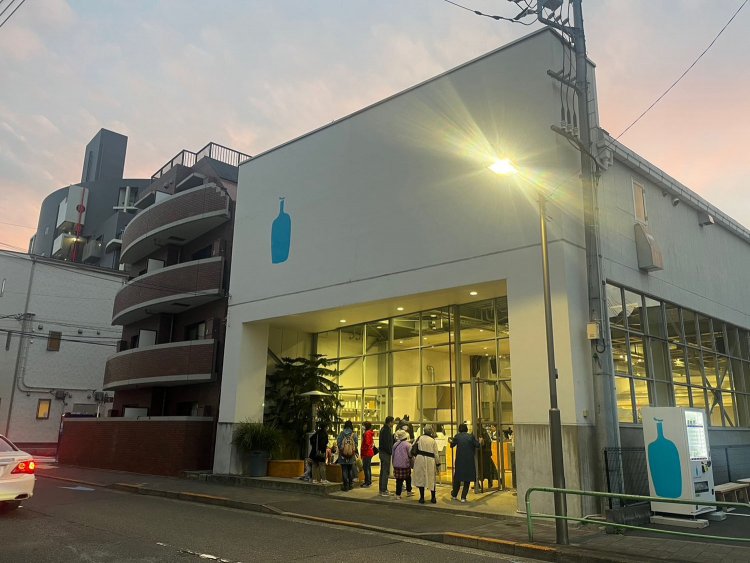 『ブルーボトルコーヒー清澄白河ロースタリー&カフェ』。