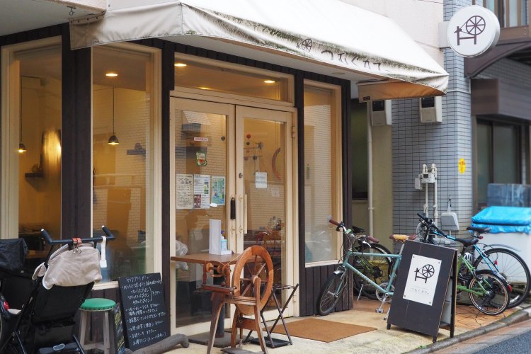 軒先に置いてある糸車が目印。