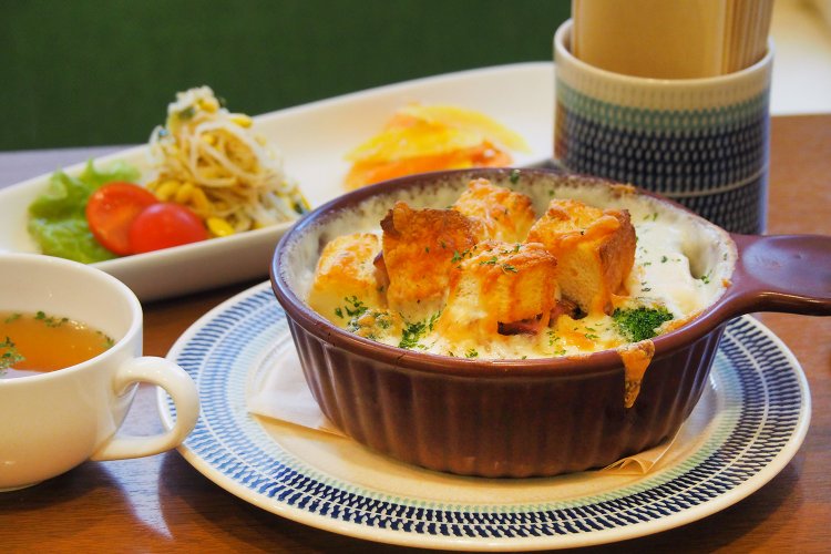 パングラタン1000円は副菜2種とスープ付き。スペシャルランチセット1500円なら副菜3種にスープ、ミニデザート、ドリンクも。ドリンクは、オリジナルドリンクを含むほとんどのメニューが選べる。