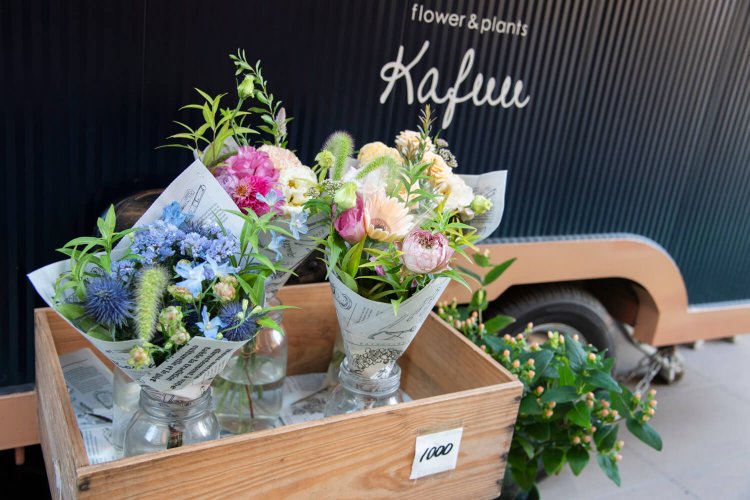 おこづかいをギュッと握り締めて花を買いに来る子供もいるとか。