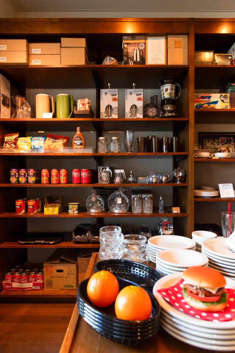 輸入雑貨店を併設し、アメリカ製の食器、洗剤などの日用品、文具も販売。