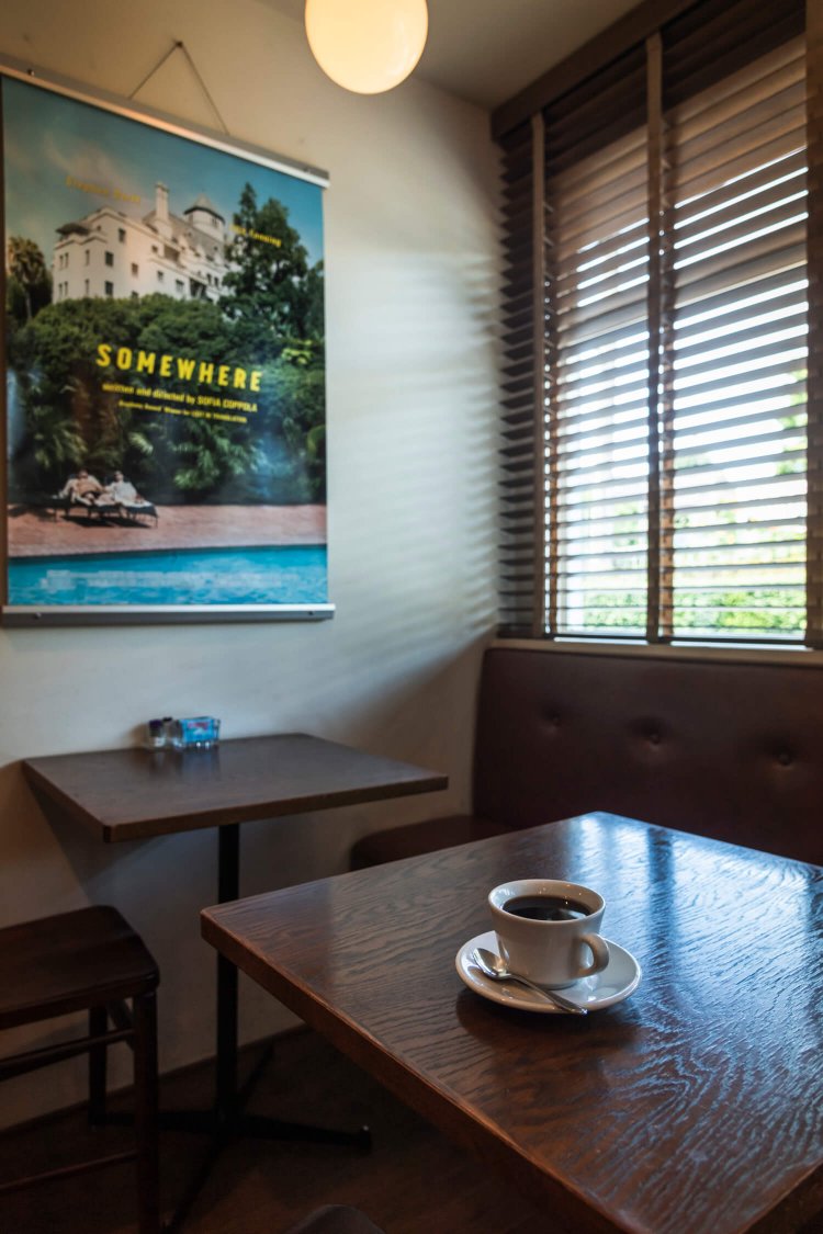 カフェ『Simply』。住宅地にあり、店内にものんびりした空気が漂う。