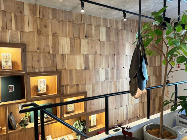 アイアンやグリーン使いなど、おしゃれな店内が落ち着く。