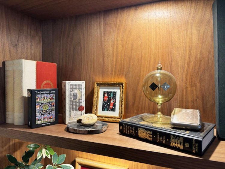 2階のカフェへ上がる階段の壁面。インテリアの細部にまでタロットの世界観があふれている。