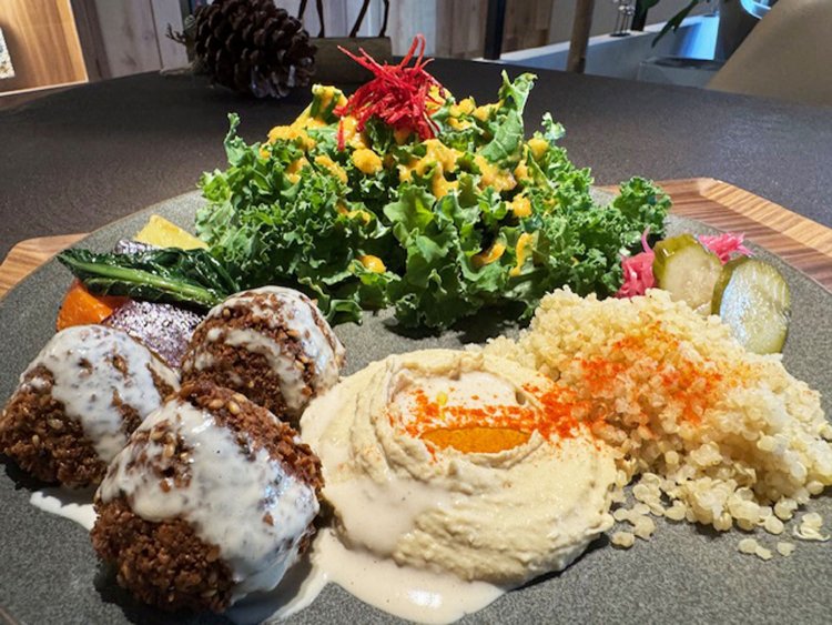 ファラフェルランチプレート1600円。