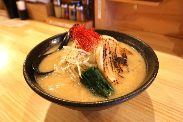 看板メニューの黄金虜味噌1100円は、食欲をそそるビジュアルだ。