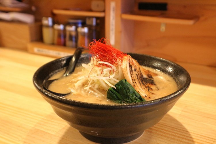 看板メニューの黄金虜味噌1100円。テンションが上がる山盛りの具材。