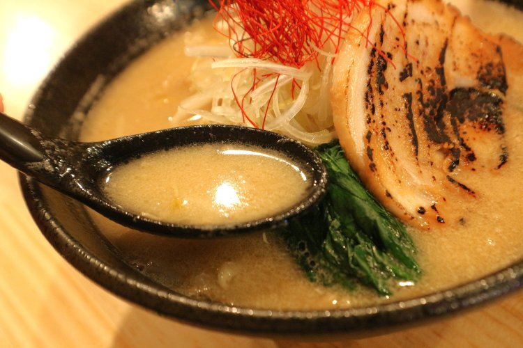 複数の素材を繊細な配合でブレンドし、完成した黄金スープ。