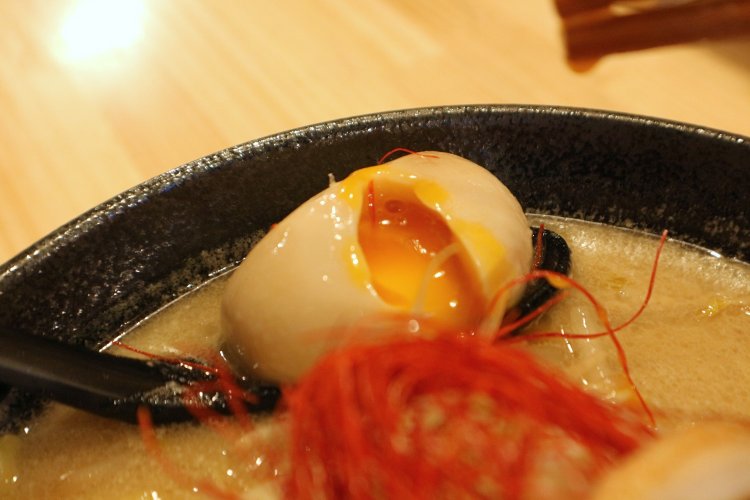 割ればとろりと黄身があふれ出す味玉も名脇役だ。