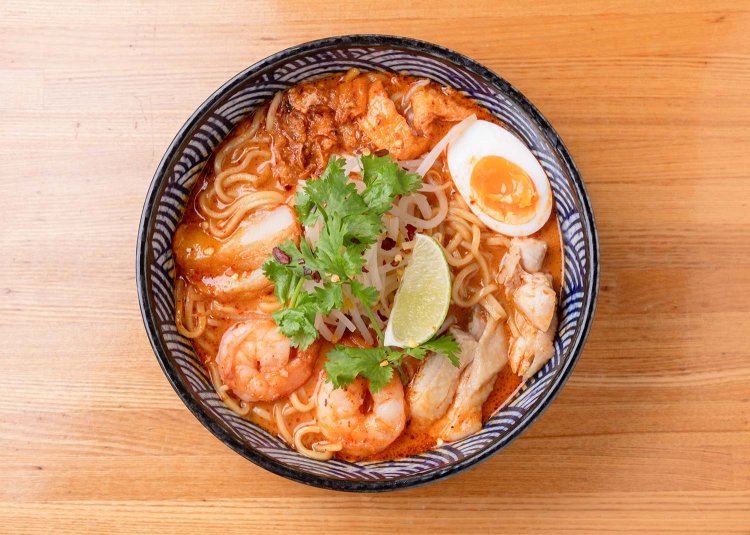 海老カレー味のラクサ1200円。とろみのあるスープが麺によく絡む。