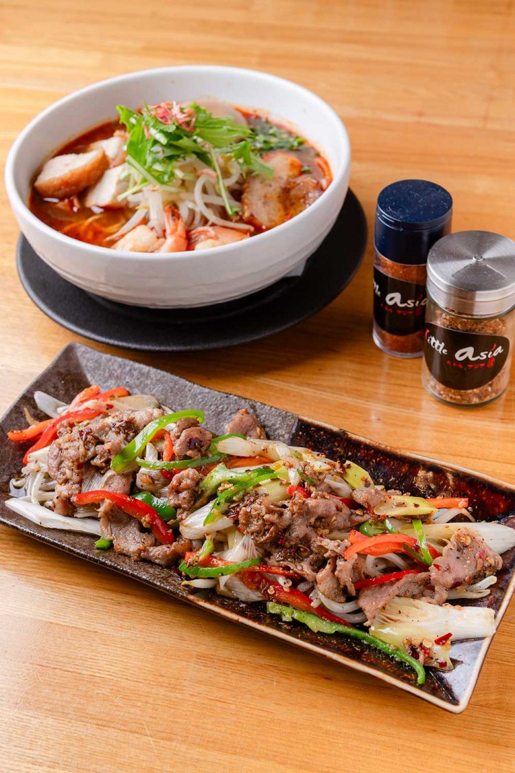 ラム肉と長ネギの香味クミン焼き1200円（手前）と香ばしさが食欲をそそる旨辛海老ラーメン950円。