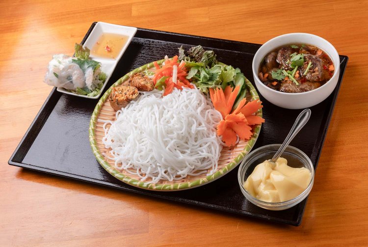 ランチのブンチャー1180円は春巻き＆揚げ春巻き、デザート付き。