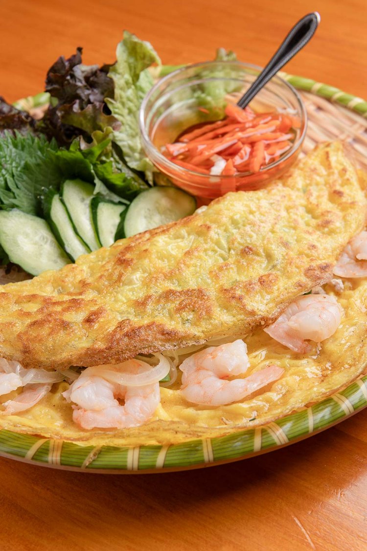 定番人気のバインセオ1380円。卵焼きの端っこのカリカリ食感が美味。