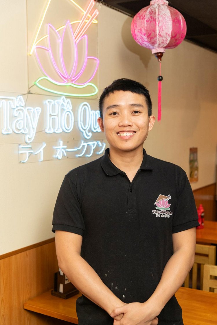 店主のグエウンさん。店のロゴマークも蓮の花。