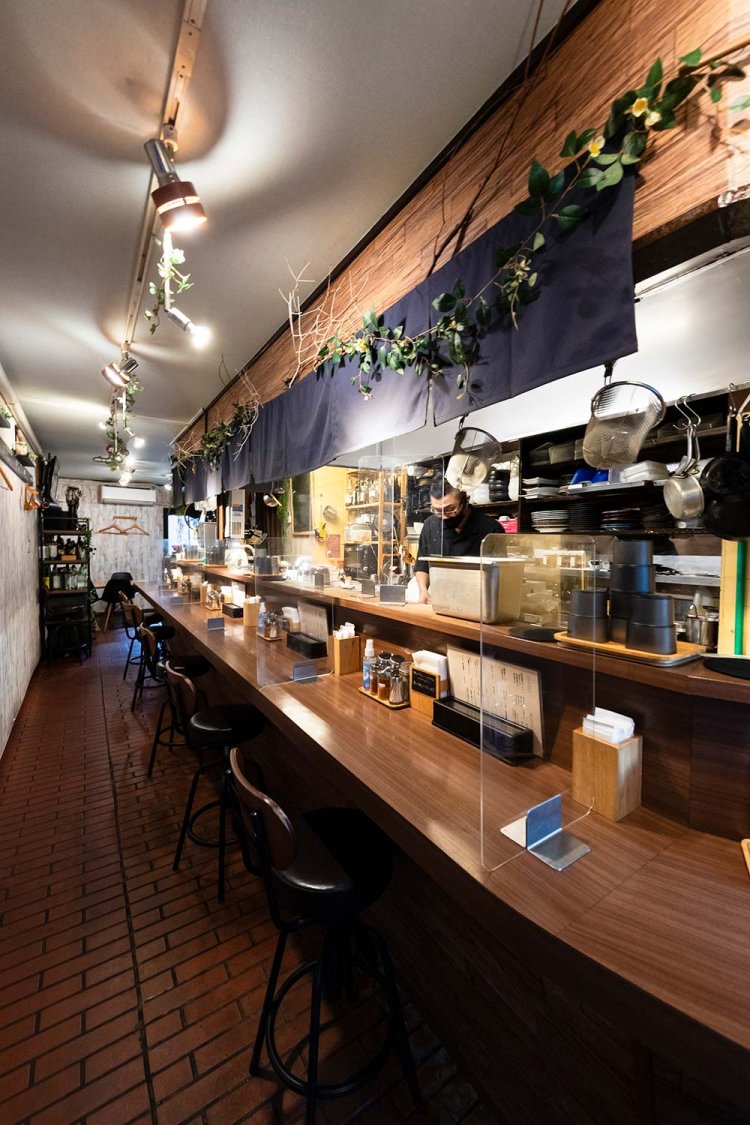 奥にテーブル席がある。