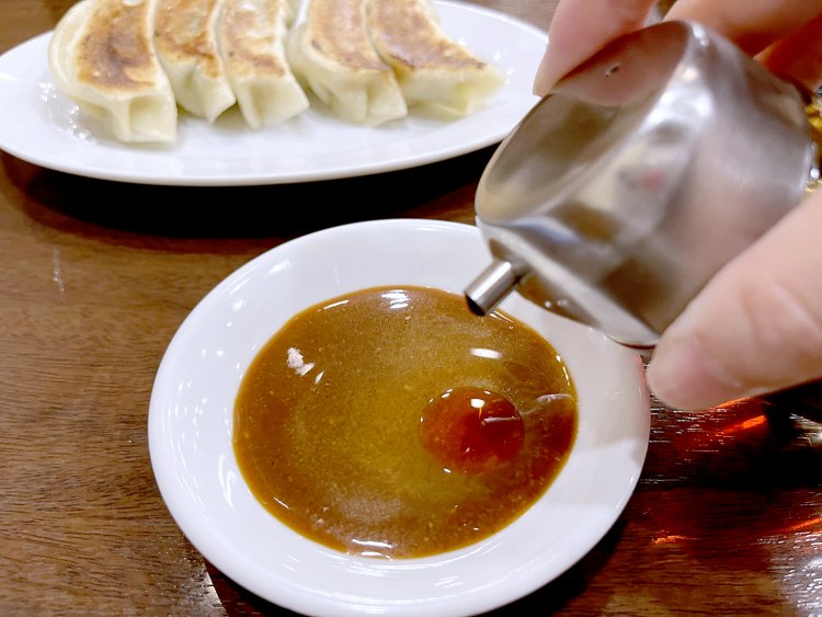 かわさき餃子みそ7：酢2：ラー油1がおいしい食べ方の黄金比だ。