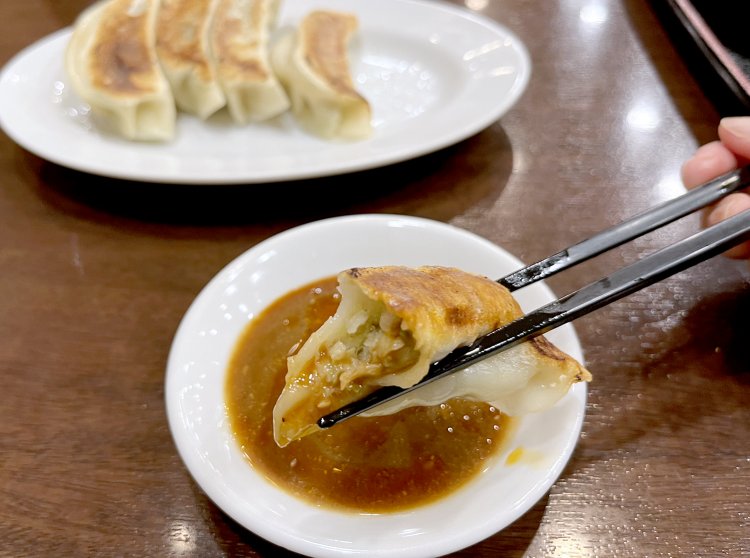 コクと辛味がある酢味噌のような感じで、少しとろみがあり餃子にしっかり絡みつく。