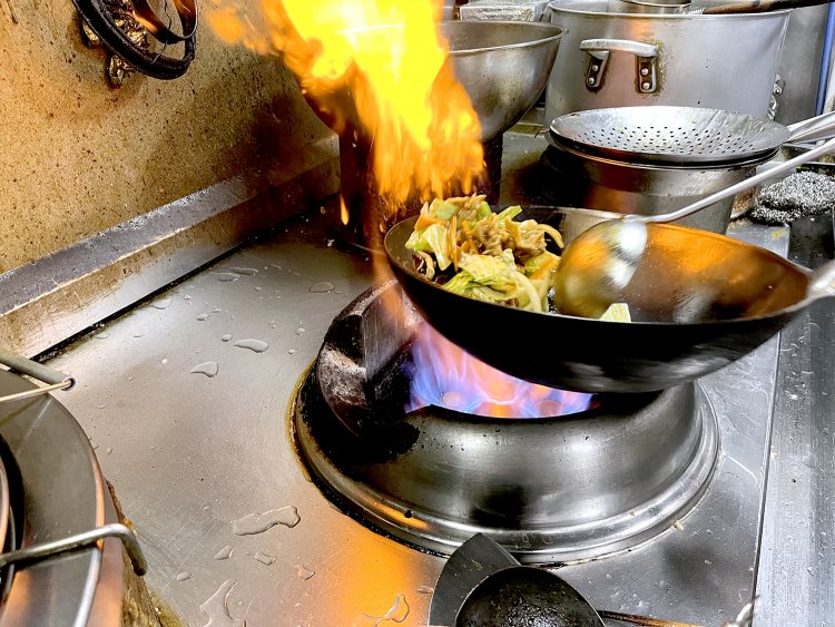 空気と風を送り込み、強力な火力が出る特別なガスレンジを使用しているからあっという間に料理ができる。