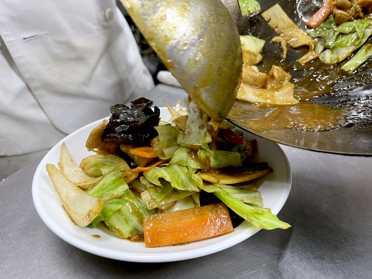 チャッチャと味付けをして完了。