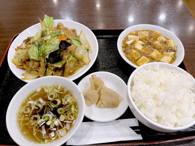 定食にはメインのほかにザーサイ、ごはん、麻婆豆腐もついてくる。これはお得だ。