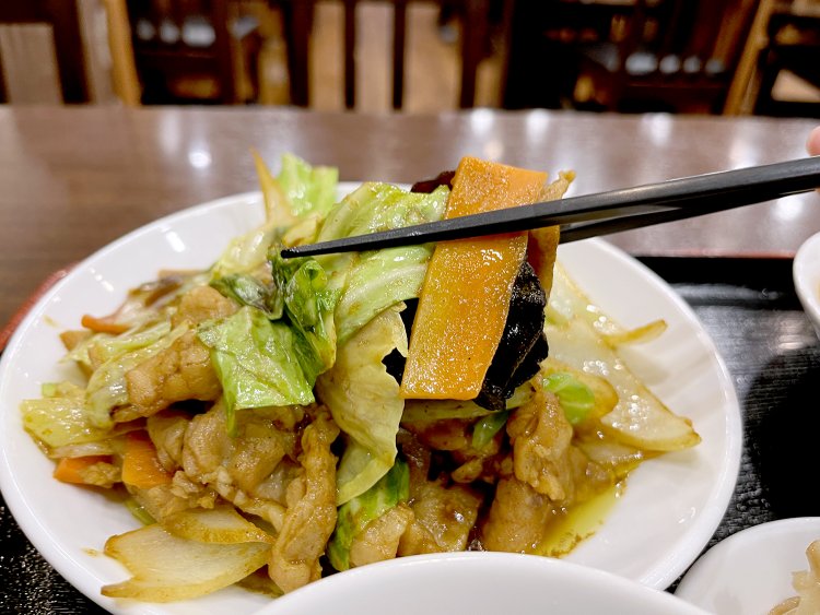 お肉も野菜もたっぷり！　カレーのスパイシーな香りで唾液が出てきた。