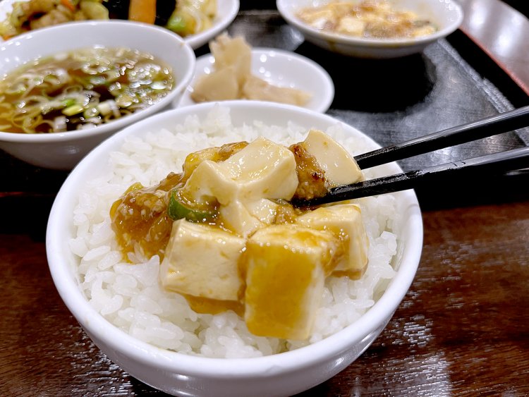 麻婆豆腐はご飯にかけていただきます！