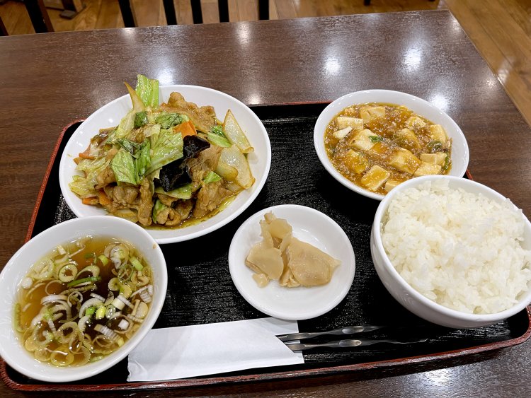 豚肉と野菜のカレー炒め定食880円。定食は隔週替わりで2種類。