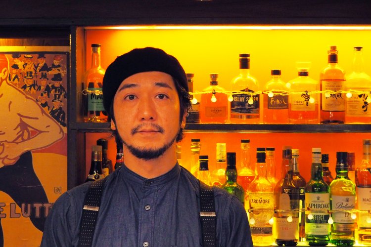 店奥のカウンターに立つ羽毛田さん。