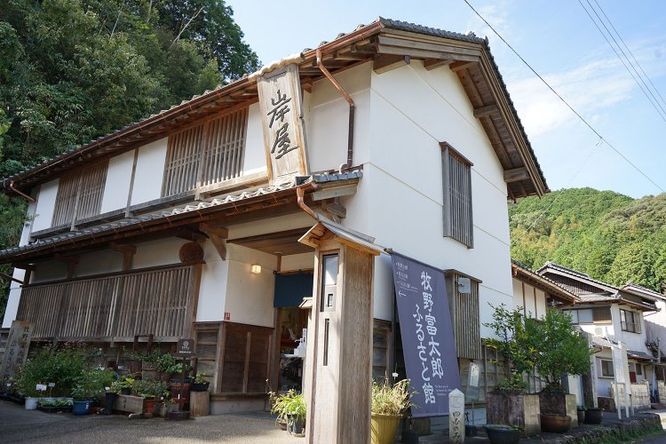 『牧野富太郎ふるさと館』。入場料無料。JR佐川駅から徒歩6分。今回筆者は車で移動し、観光客用の無料駐車場を利用した。施設内には牧野博士ゆかりの品々が飾られている。