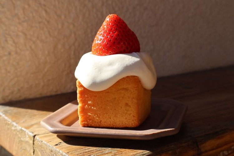 ぽってりとした独特のフォルムがなんとも可愛らしい、苺のベイクドケーキ。