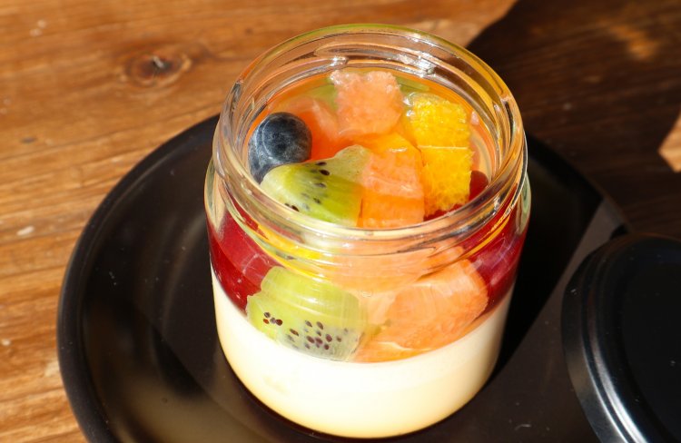 たっぷりのフルーツがカラフルで見た目も可愛いミニアラモ。