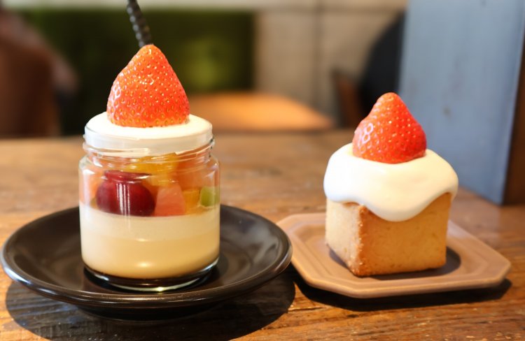 ミニアラモが生クリームとイチゴでデコレーションされるのは今の季節だけ。