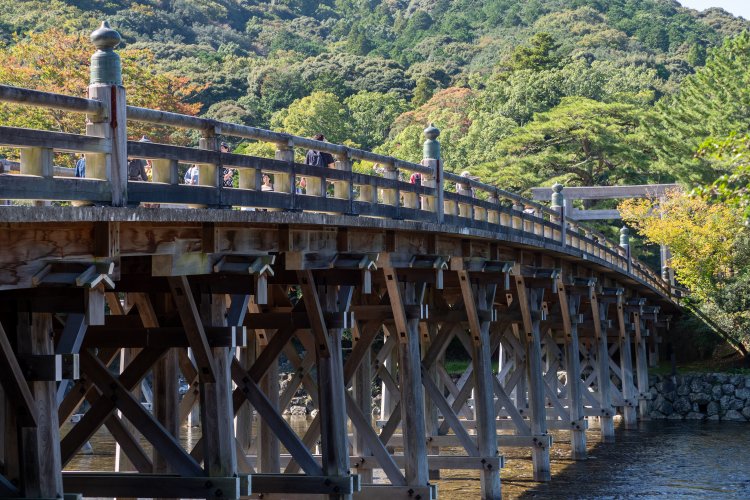 五十鈴川の清流を眺めながら内宮の宇治橋を渡り、天照大御神が鎮まる聖域へ。（撮影：阪本博文）