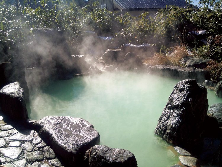 男女混浴の露天風呂は基本裸で入るが、タオル巻きもOK。