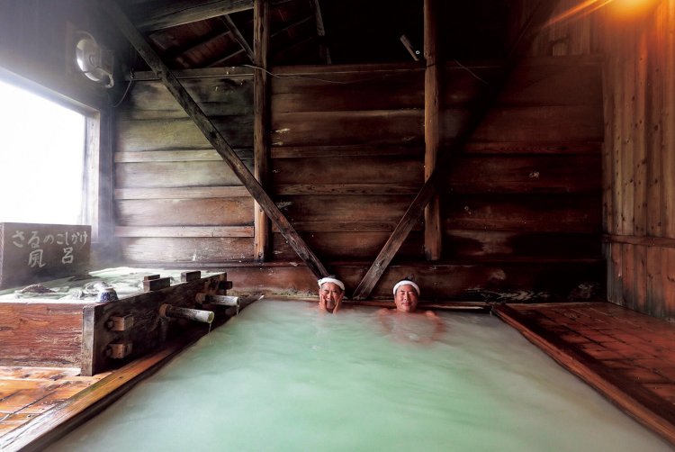 壁も天井も浴槽もすべて木造りの内風呂「延喜の湯」。左側の木の枡にサルノコシカケが入っている。（写真：杉本 圭）