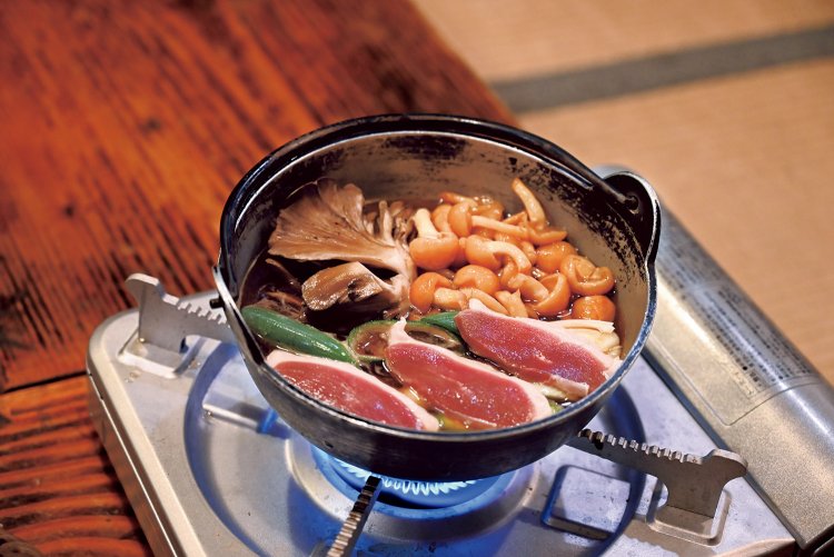 鴨肉とマイタケ、ナメコ、ネギの鍋。地元の食材がたっぷり。