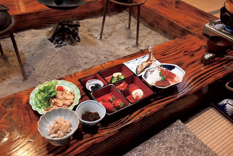 花びら茸のバター炒めや酢の物などヘルシーな夕食を囲炉裏端で。