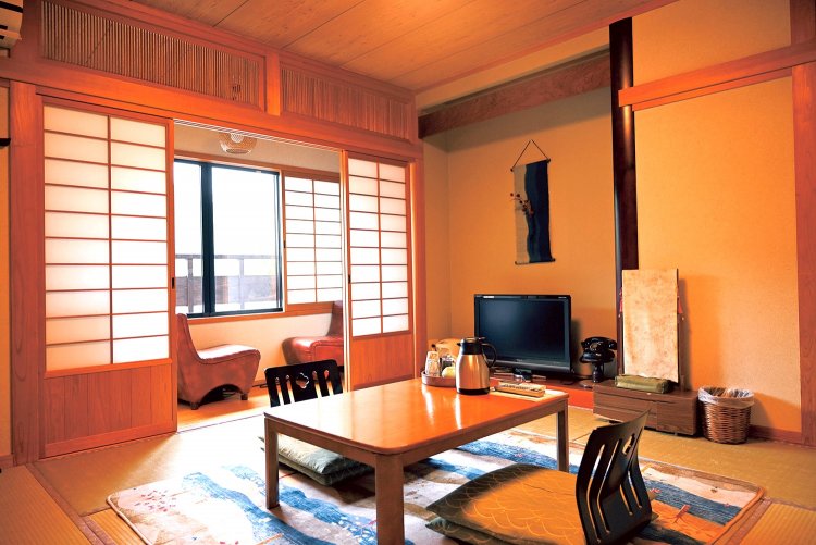 旧湯平郵便局舎を再生した別館８畳間の和室。