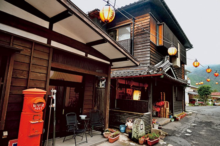 ノスタルジーを感じる木造の建物。丸型ポストがあるのは別館が元郵便局舎だったから。　